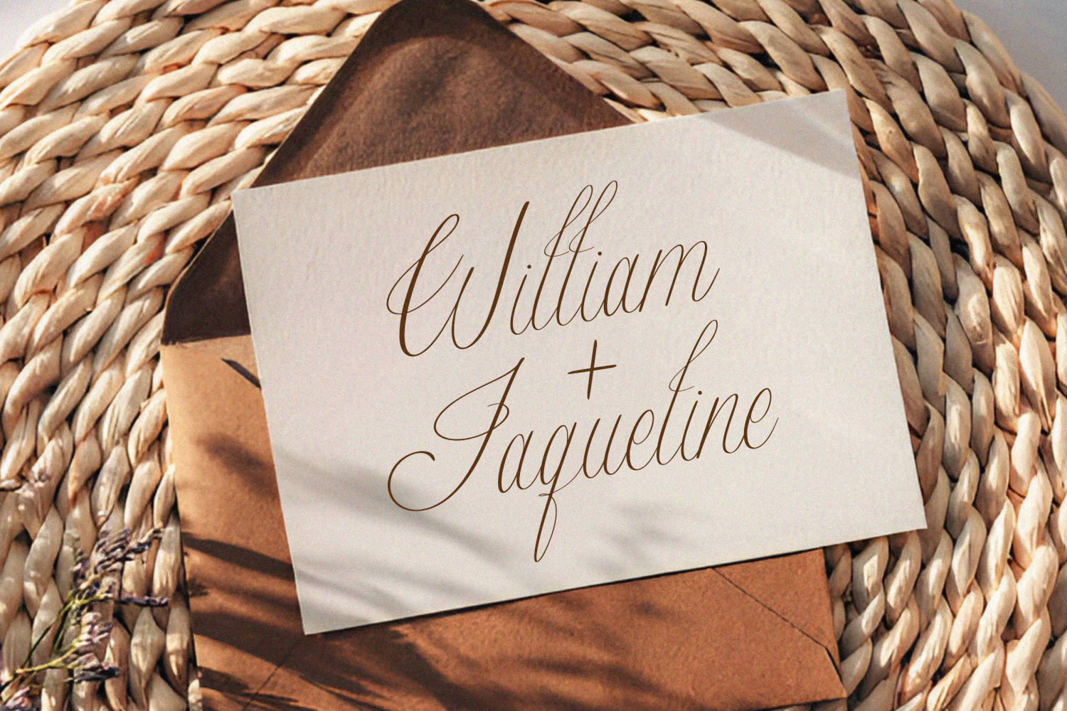 Dreamingland - Elegant Script Font