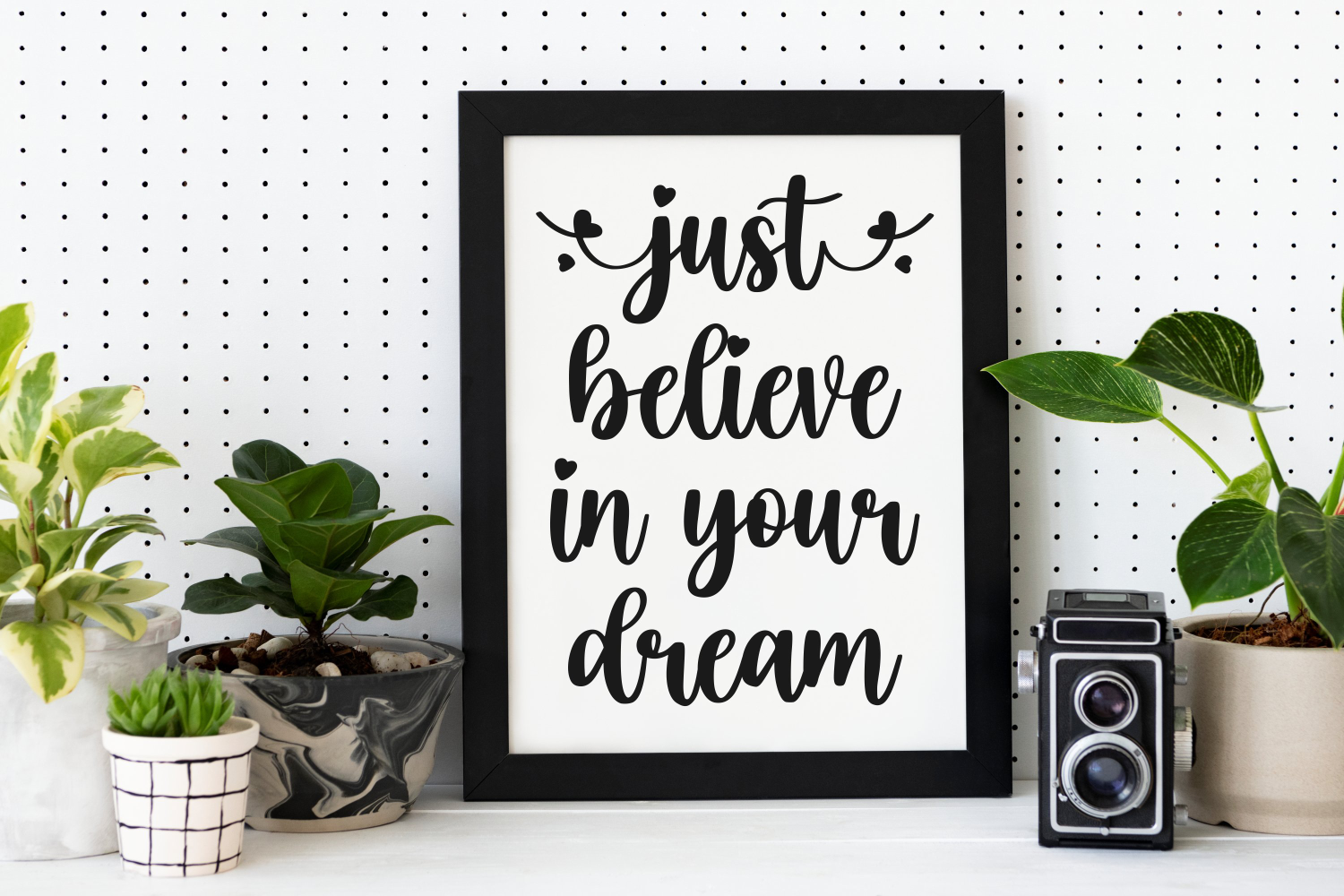 Eilysa Luise - Handwritten Heart Script Font